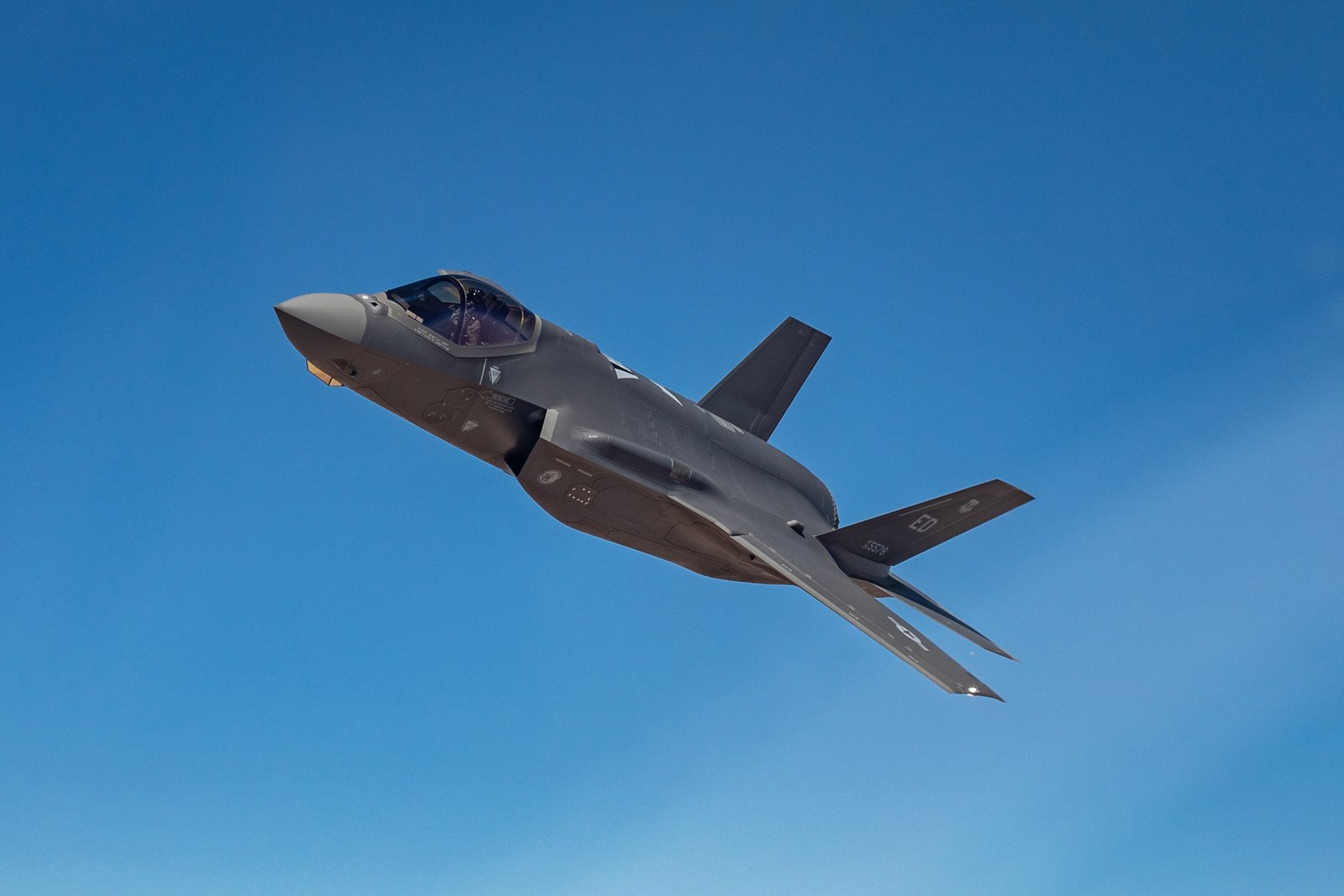 Pentagon ve Lockheed, 850 F-35 jeti için 10 yıllık anlaşma imzaladı