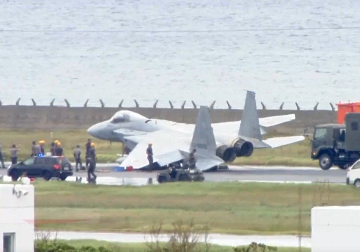 Japanese F-15 lands hard, skids on Naha Airport runway