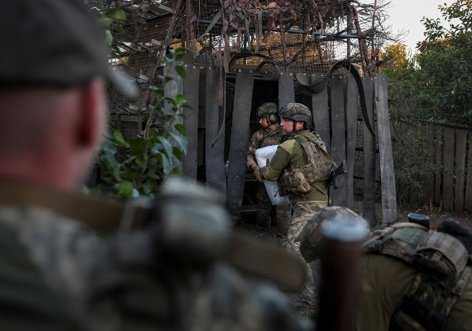 Kıdemli komutan, Ukrayna'nın Donetsk bölgesinin kuzeyinde taarruz başlattığını söyledi