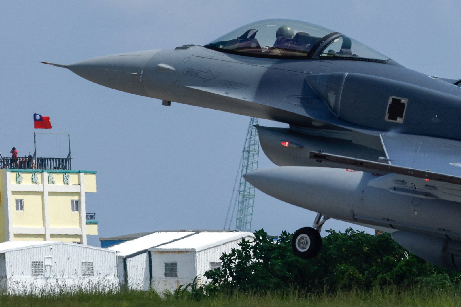 Tayvan'ın ilk iki F-16V savaş uçağı Çin'e karşı savunmayı güçlendirmek için geliyor