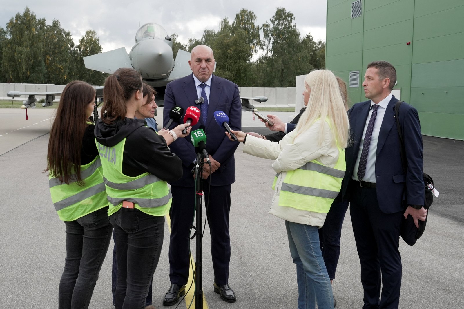 İtalyan NATO jeti Litvanya'da insansız hava aracını düşürdü, bakan bunun muhtemelen Rusya'dan geldiğini söyledi