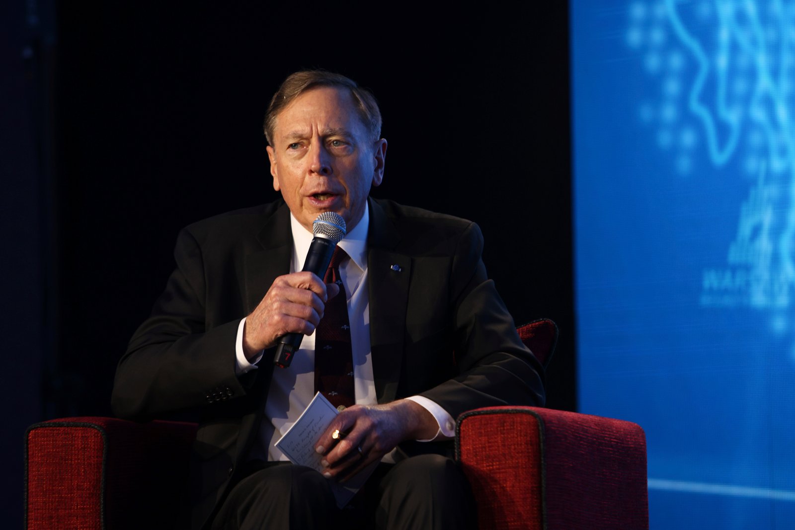 Petraeus, ABD ordusunun modern savaşa hazırlanmak için 'acil devrimci kurumsal değişime' ihtiyacı olduğunu söylüyor