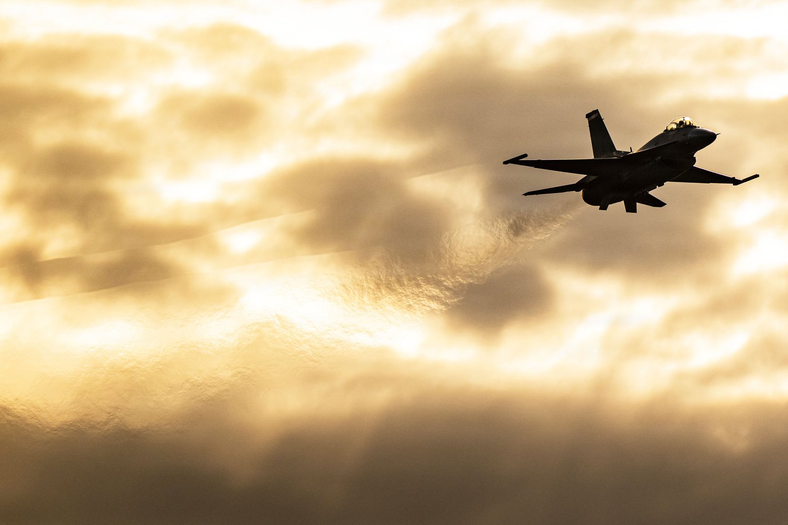 F-16 savaş uçağı Almanya'nın batısındaki ABD hava üssüne düştü