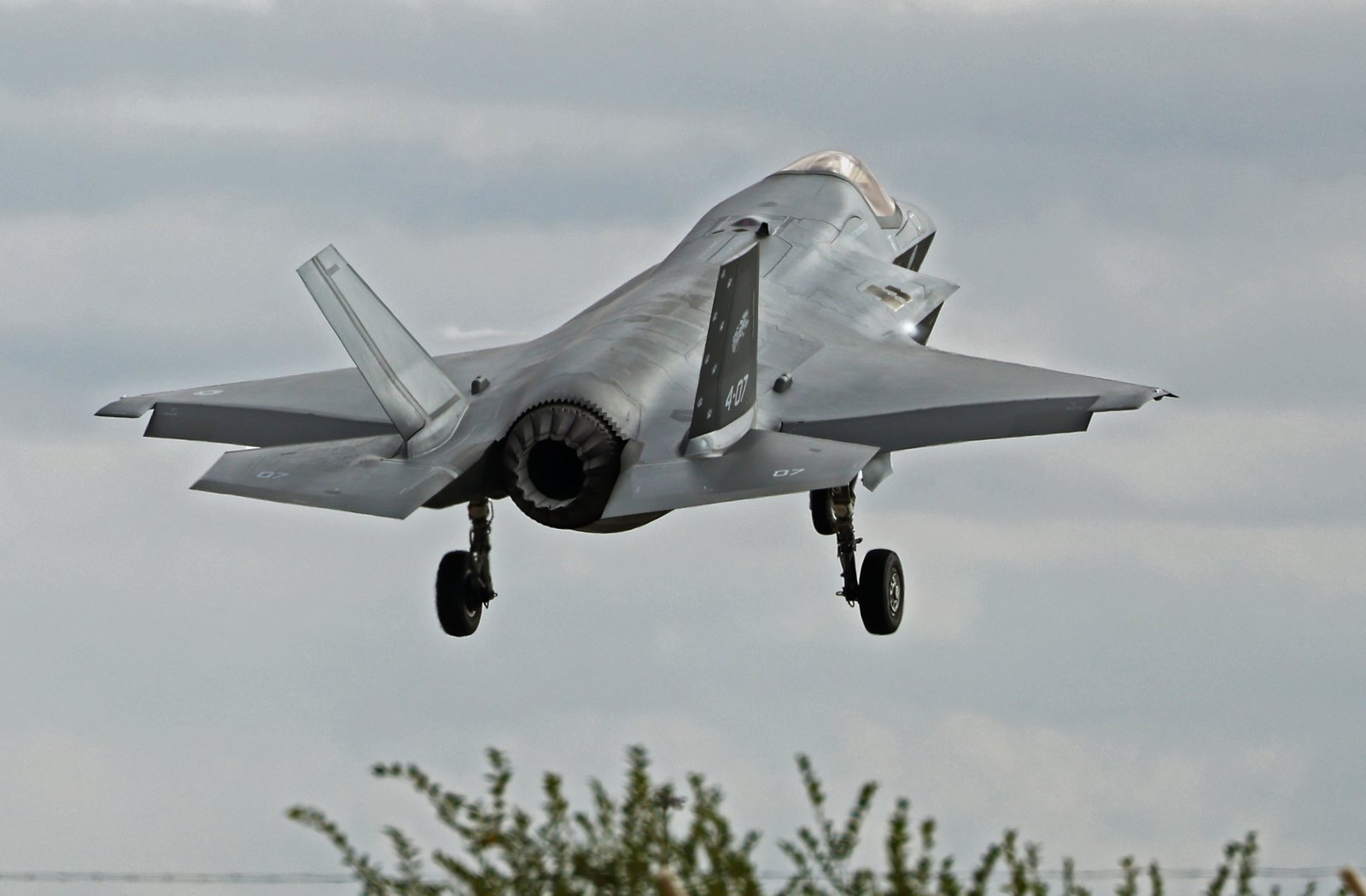 İtalyan Donanması iki yerel makineyle yarış planlıyor: Bir F-35B, bir Ferrari'ye karşı