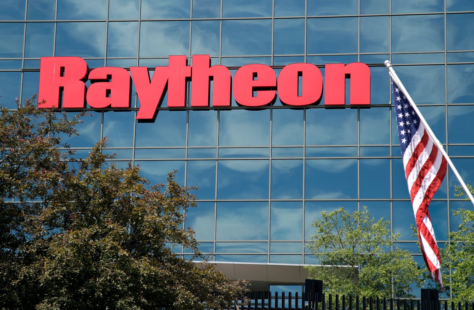 Pentagon, AMRAAM üretimini neredeyse ikiye katlaması için Raytheon'a 20,7 milyar dolar ödül verdi