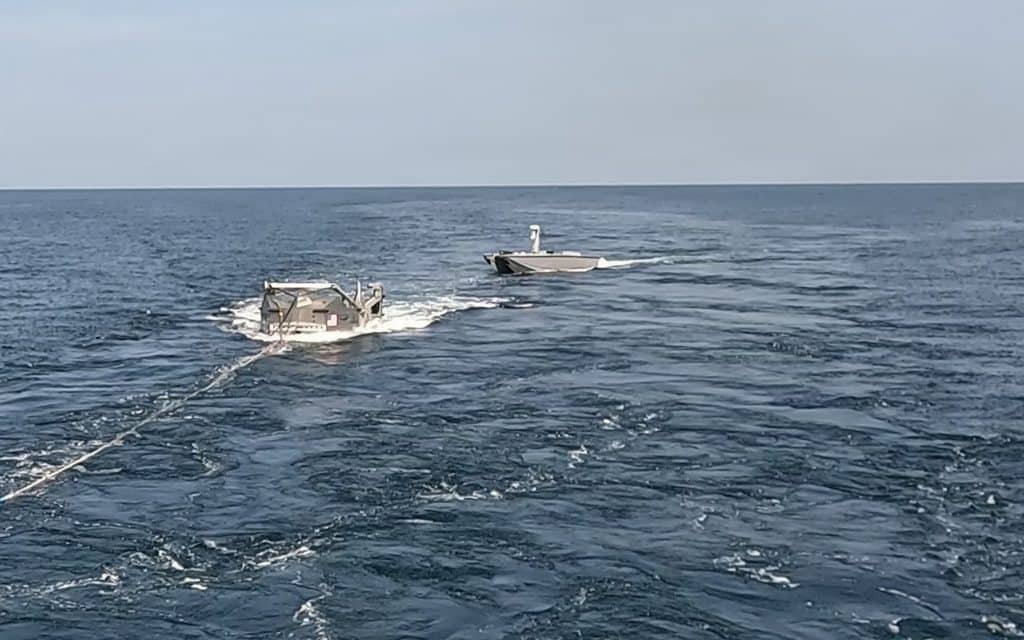 ABD Donanması Robotik Çekili Konnektör Kullanarak Denizde İDA (İnsansız Deniz Aracı) Yakıt İkmalini Gösteriyor